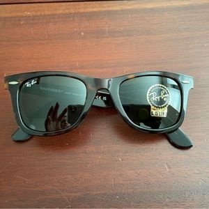 NWT Ray-Ban Wayfarer sunglasses. Tortoise frame, green lenses.